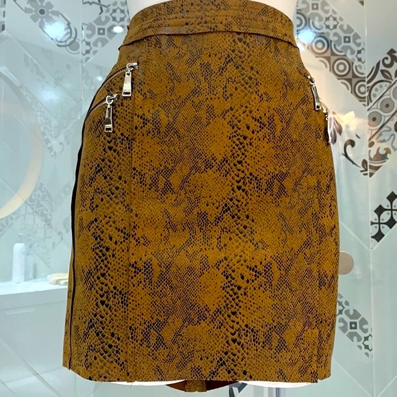 Tricotto Dresses & Skirts - NWT 🌸Beautiful Snakeskin Faux Leather Mini Skirt